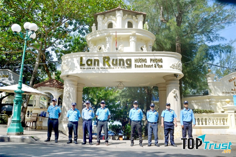 Đội ngũ bảo vệ được trang bị kiến thức cũng như đào tạo kỹ lưỡng, chuyên nghiệp về tác phong làm việc, ăn nói, đi đứng và võ thuật thành thạo