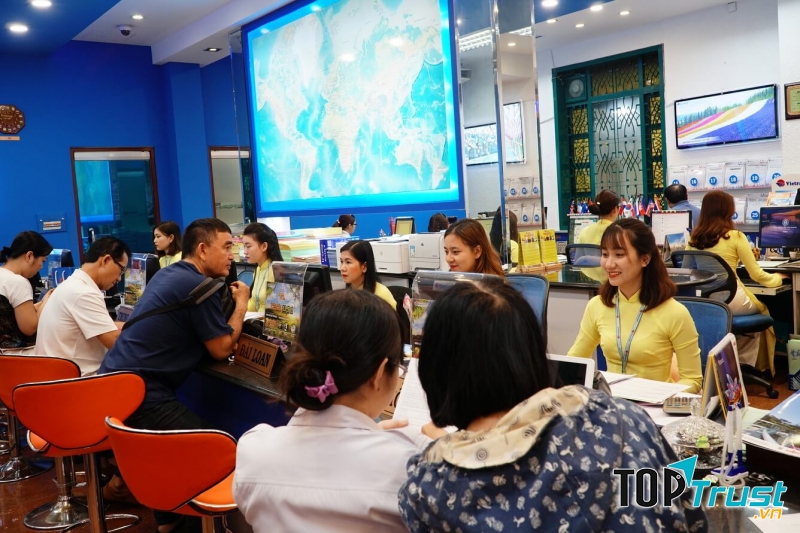 Nhân viên tư vấn của VietTravel luôn tận tâm và vui vẻ với khách hàng