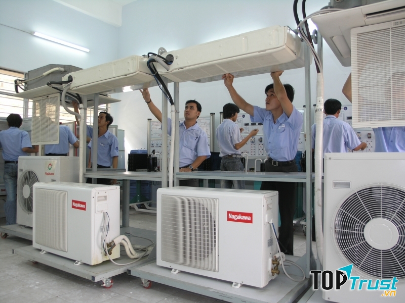 Đội ngũ nhân viên tại công ty luôn được trau dồi kỹ năng và phương pháp sửa chữa mới nhất.
