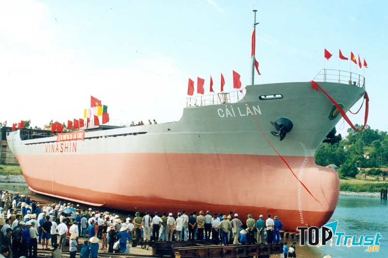 Công ty TNHH MTV đóng tàu Hạ Long hạ thủy tàu Cái Lân năm 2001