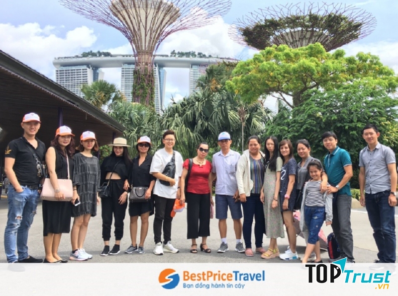 Đoàn khách hàng đi tour du lịch Singapore của BestPrice Travel