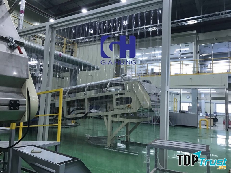 Rèm nhựa PVC được lắp tại nhà máy.