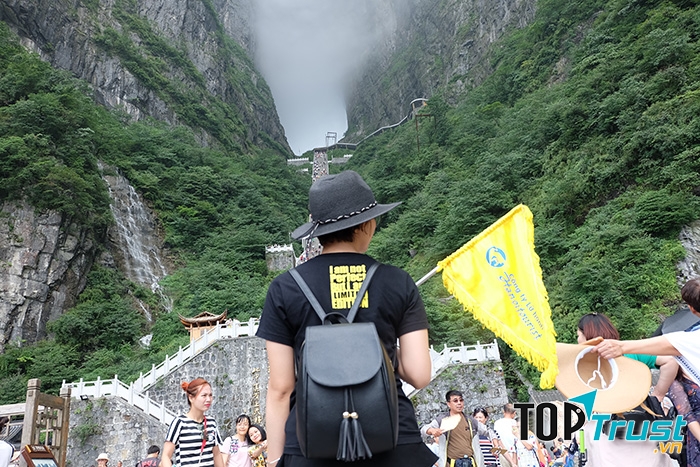 Hướng dẫn viên hướng dẫn khách trong tour du lịch