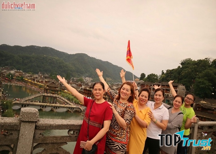 Du khách tham quan và chụp ảnh tại Phượng Hoàng Cổ Trấn