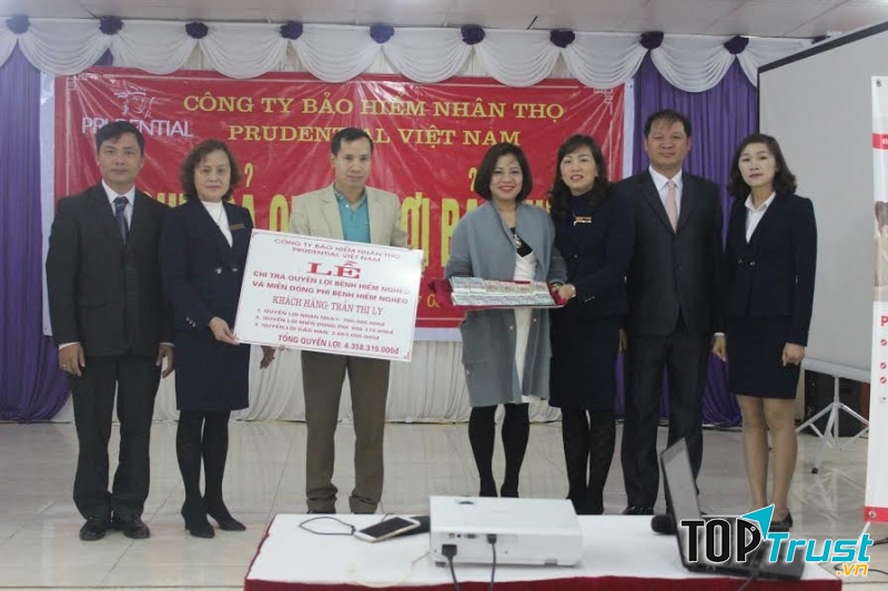 Prudential chi trả trách nhiệm tiền bảo hiểm cho khách hàng