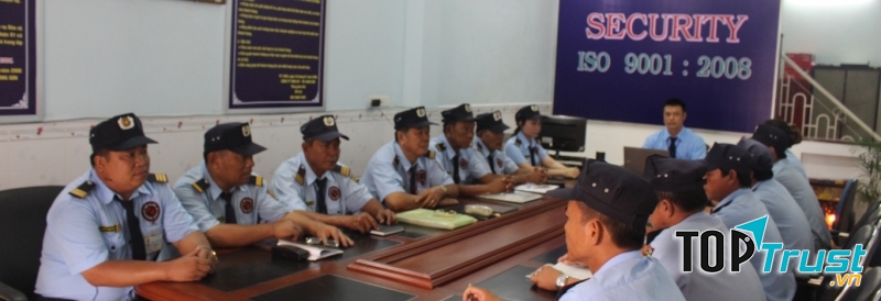 Sau các nhiệm vụ hoàn thành, công ty thường có buổi họp rút kinh nghiệm cho nhân viên.