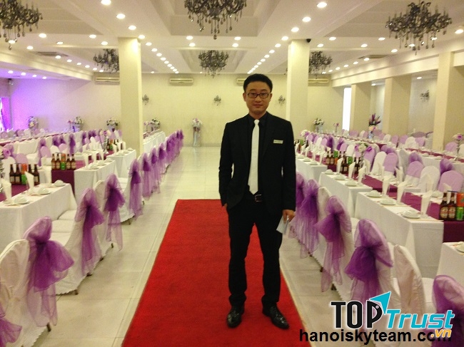 MC (Master of Ceremonies) đóng vai trò dẫn dắt chương trình, giới thiệu chương trình làm cho buổi tiệc trở nên trang trọng, chuyên nghiệp và có hệ thống.