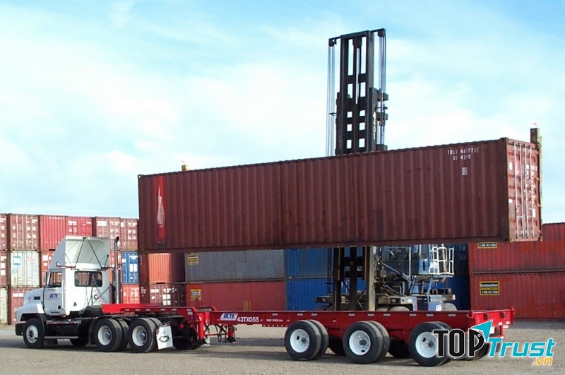 Hàng đang chờ tại cảng trước khi thông quan