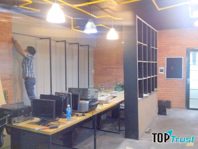 Thi công giấy dán tường cho khách hàng