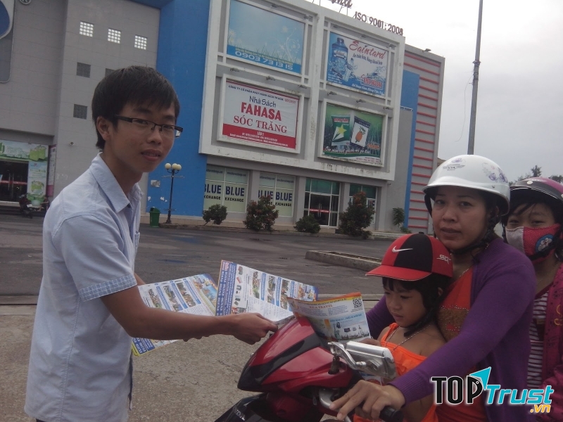 Cộng tác viên đang phát tờ rơi đến khách hàng