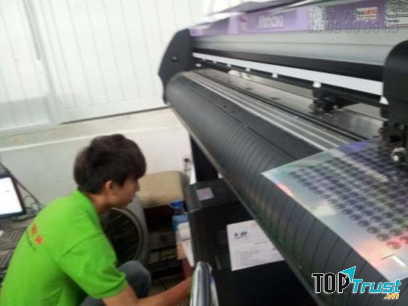 Tem 7 màu đang được in ấn trên máy