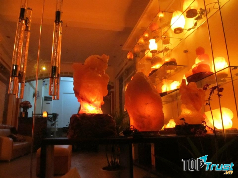 Showroom của MESENCO với nhiều nhiều mẫu mã đá muối khác nhau (Nguồn: Website: damuoihanoi.com)