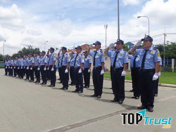 Với tiêu chí và phương châm “Bảo vệ không chỉ là dùng cơ bắp”, công ty dịch vụ bảo vệ Thăng Long 24 sẽ dựa vào thực tiễn tình hình hoạt động của kinh doanh, địa điểm và thiết kế kết cấu của doanh nghiệp mà phân bổ nhân viên và có chính sách hướng dẫn đào tạo nghiệp cụ chuẩn xác nhất.