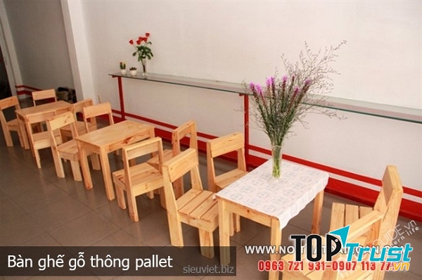 Bộ bàn ghế gỗ thông của nội thất Đại Ngân