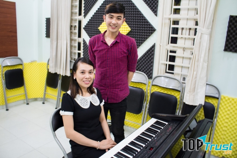 Ngòai các kỹ năng trong lớp thanh nhạc cơ bản, bạn còn được giảng viên bổ trợ thêm kiến thức