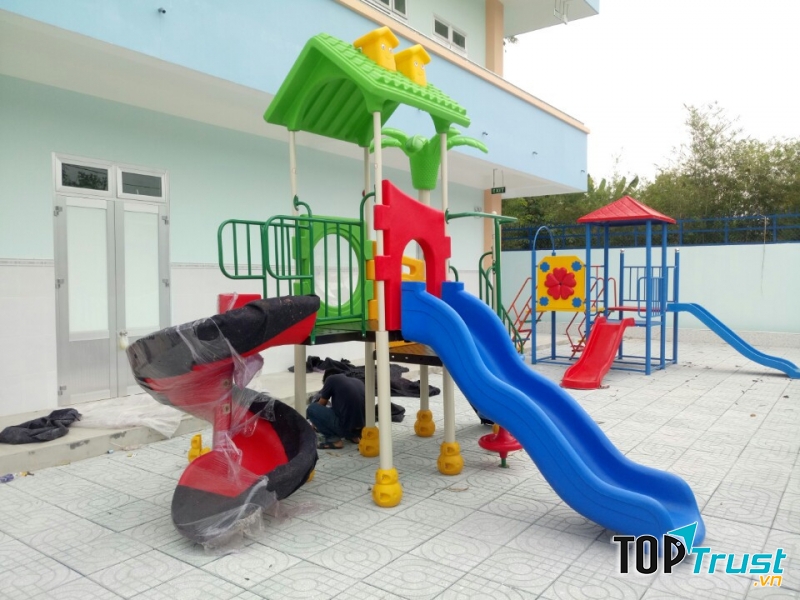 Cầu trượt an toàn cho bé