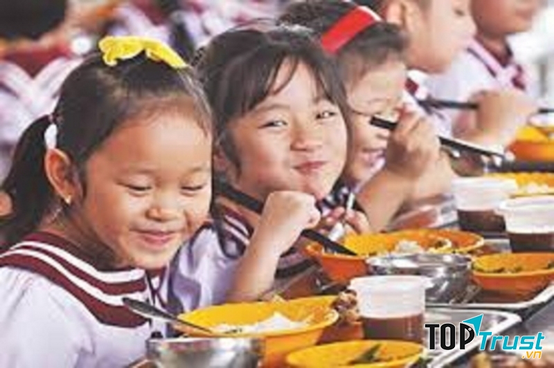 Bữa trưa đảm bảo dinh dưỡng của các bé