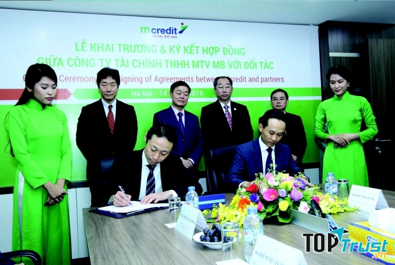 Mcredit đặc biệt chú trọng đầu tư đào tạo đội ngũ nhân viên tận tâm, xây dựng môi trường làm việc chuyên nghiệp