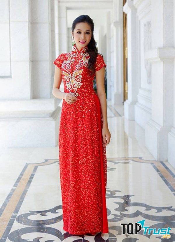 Áo dài của Minh Thư luôn đi theo các mốt thời thượng nhất cho cô dâu.