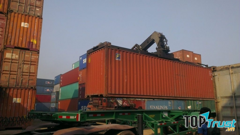 Bốc dỡ hàng tại cảng