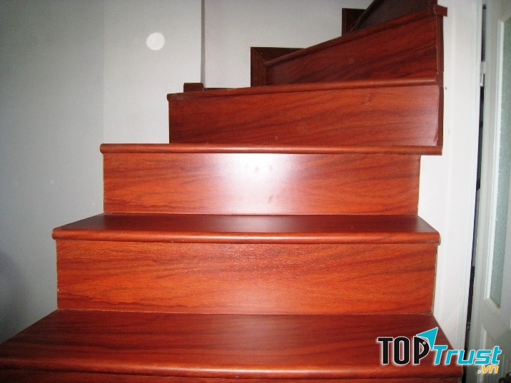 Cầu thang gỗ sau khi được sơn trở nên bóng đẹp hơn