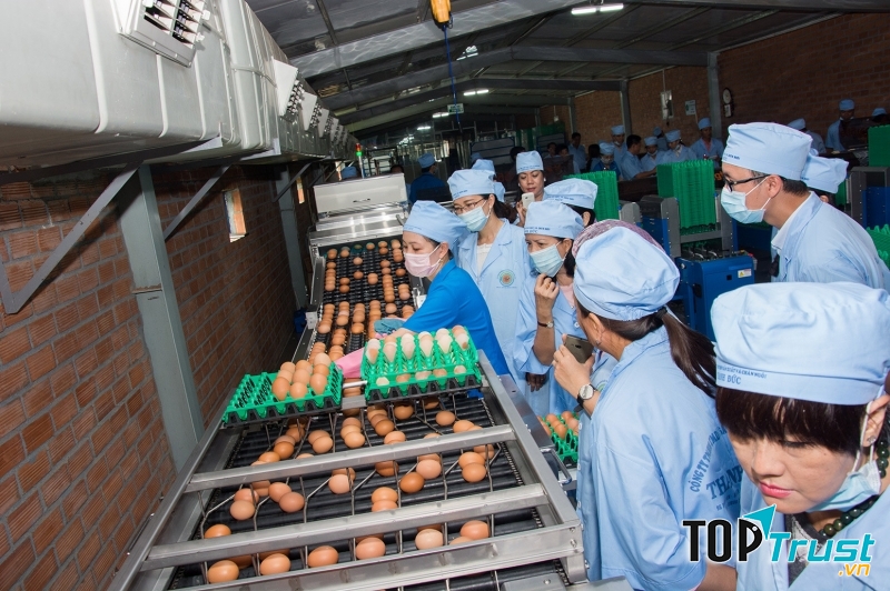 Đoàn tham quan Quận Ủy tham quan mô hình sản xuất công nghệ cao tại Thanh Đức