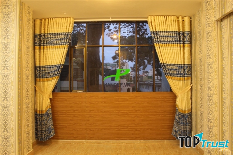 Sự kết hợp độc đáo giữa giấy dán tường vân gỗ và rèm cửa cho căn phòng của bạn