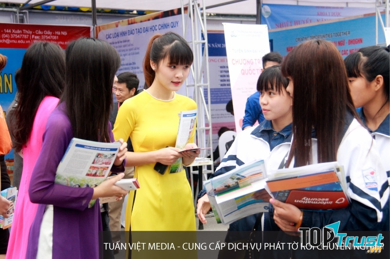 Cộng tác viên đang phát tờ rơi đến khách hàng