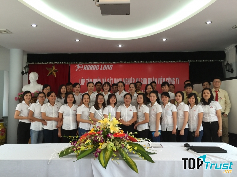 Không chỉ là vận tải hành khách, Hoàng Long còn nhận dịch vụ chuyển hàng, chuyển tiền nhanh chóng.