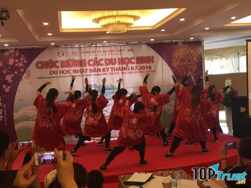 Du học sinh Vietsse biểu diễn Yosakoi