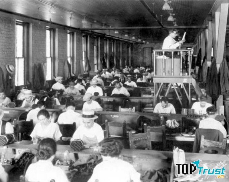 Người đọc báo thuê