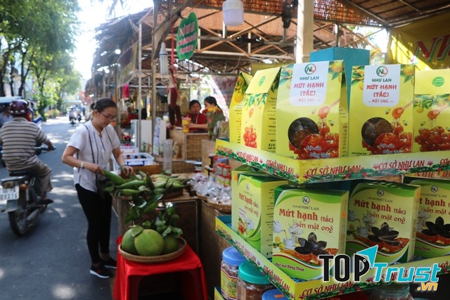 Phiên chợ nông sản được bày bán ở Công viên Hai Bà Trưng