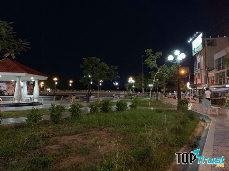 Công viên Hai Bà Trưng về đêm