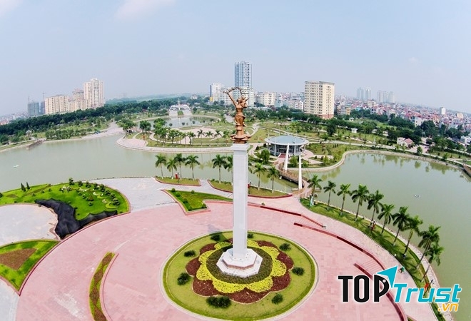 Hình ảnh mẹ bồng con ở Công viên Hòa Bình