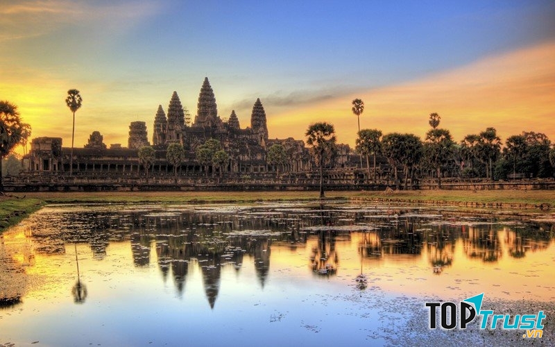 Trong quần thể đền đài thì Angkor Wat là ngôi đền đáng chú ý nhất