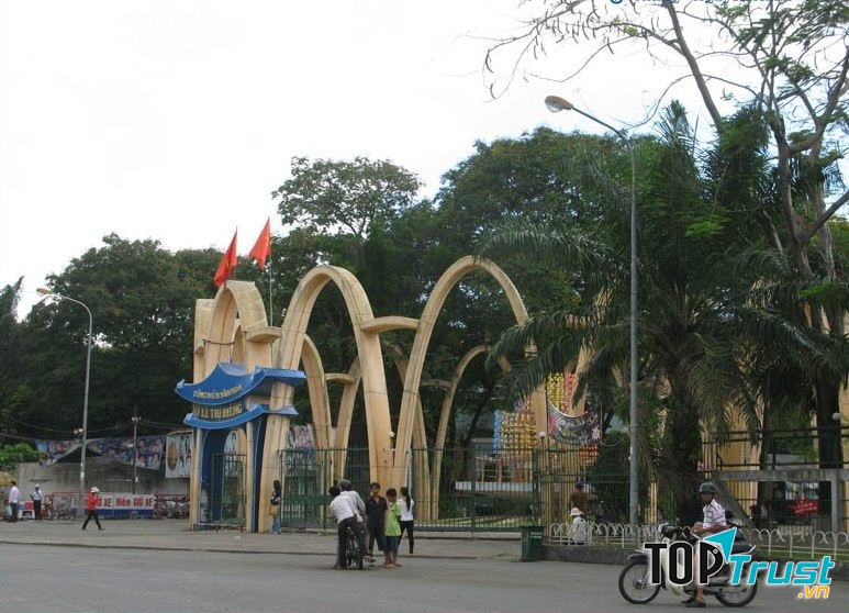 Cổng công viên Lê Thị Riêng