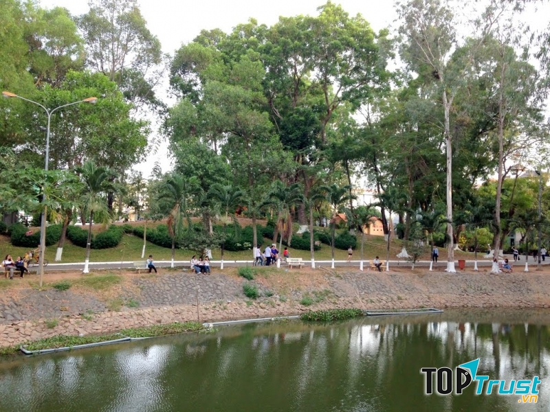 Đến đây, bạn tha hồ tận hưởng môi trường trong lành với nhiều đồi cỏ xanh non, cây cổ thụ...