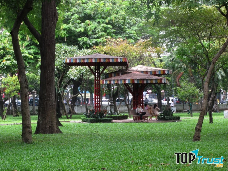 công viên Lê Văn Tám là một mảng xanh rộng rãi và thoáng mát, bạn sẽ cảm thấy không gian nơi đây vô cùng yên tĩnh, dễ chịu và trong lành