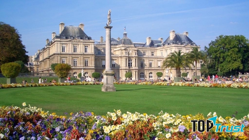 Công viên Luxembourg với nhiều loại hoa đặc biệt.
