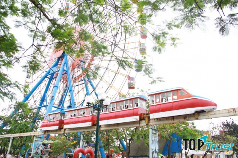 Trò chơi tại công viên nước Hồ Tây