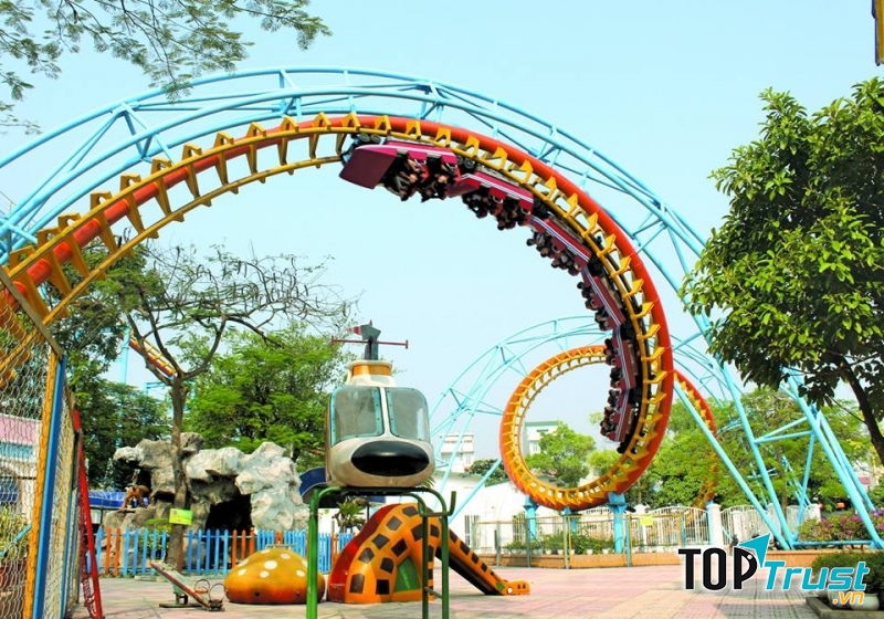 Chơi tàu lượn tại công viên nước Hồ Tây