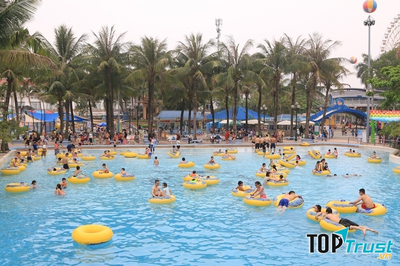 Bể bơi tại công viên nước Hồ Tây