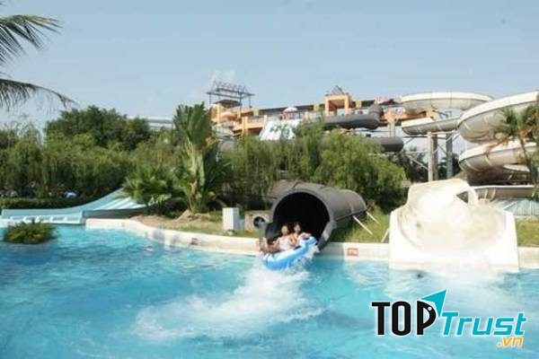 Trượt ống tại công viên nước tạo cảm giác mạnh cho người chơi