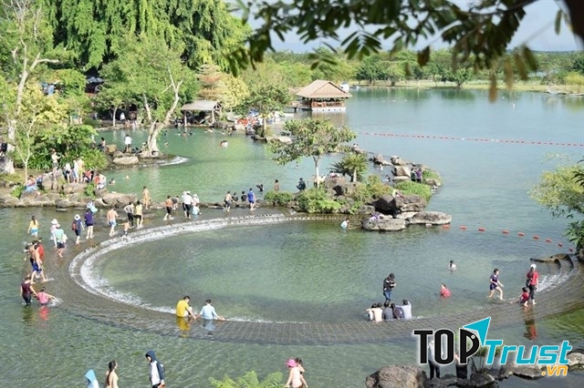 Công viên Suối Mơ với phong cảnh hữu tình.