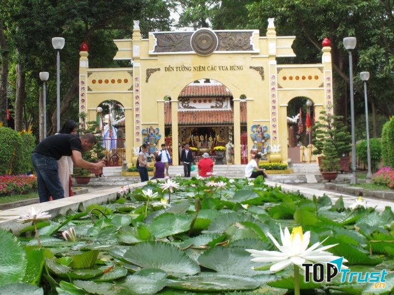 Đền Hùng trong công viên Tao Đàn