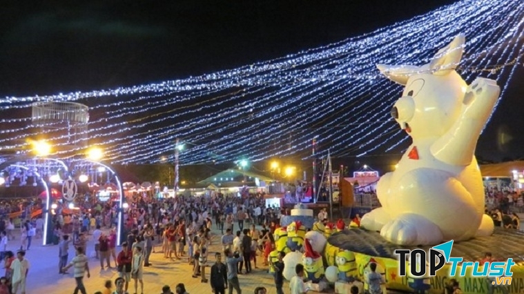 Đây là khu vui chơi dành riêng cho thiếu nhi, tuy nhiên lại thu hút khá đông đảo người lớn cũng như các cặp tình nhân trẻ ghé đến chơi.