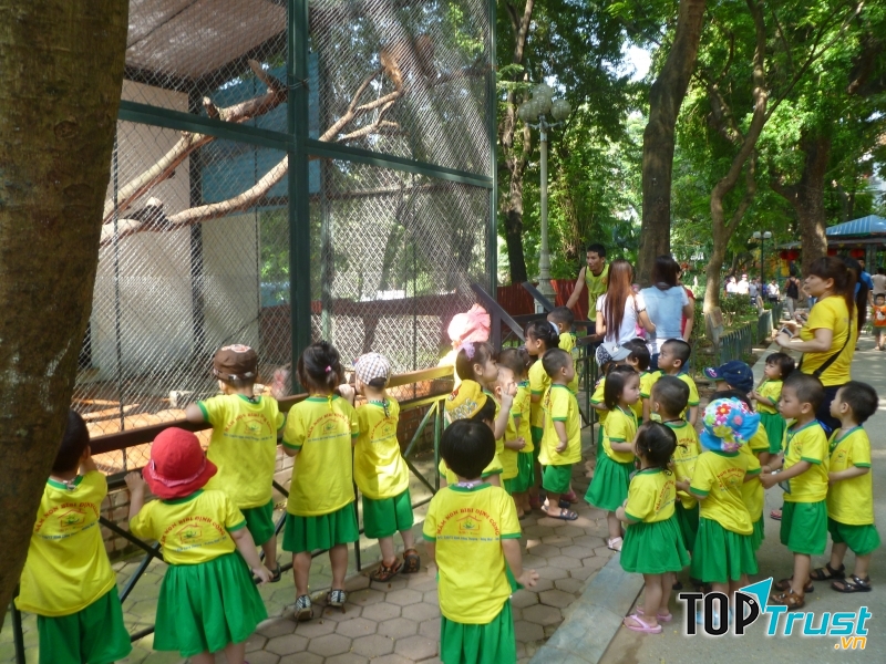 Các em thiếu nhi thăm quan vườn thú Thủ Lệ