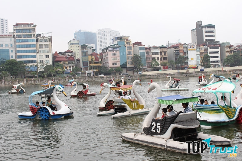 Đạp vịt ở công viên Thủ Lệ