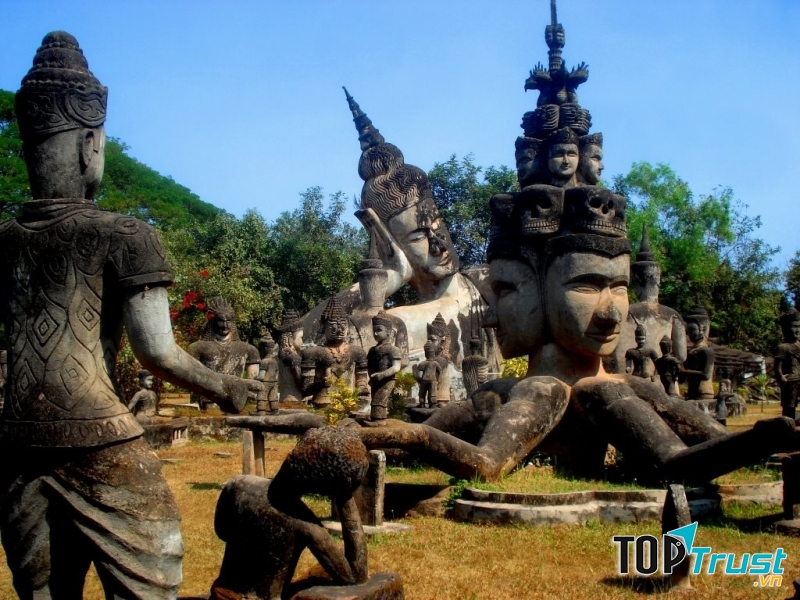Trung tâm công viên là bức tượng Phật nằm khổng lồ dài khoảng 40 m