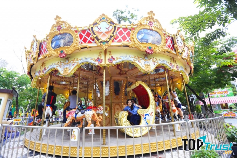 Nhìn kìa! Những chú ngựa gỗ đủ màu sắc đang xoay vòng theo điệu nhạc.